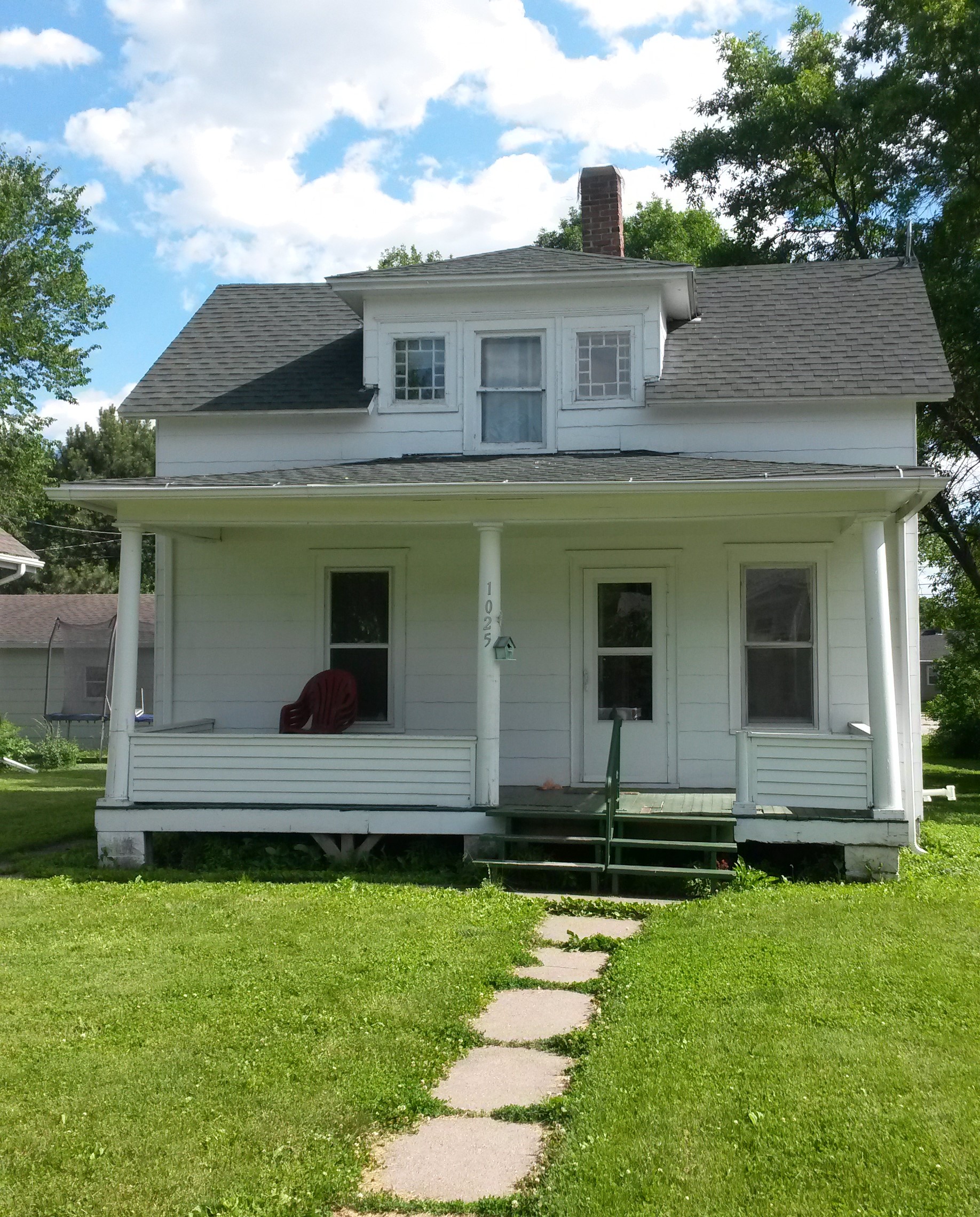 1025 E 10th